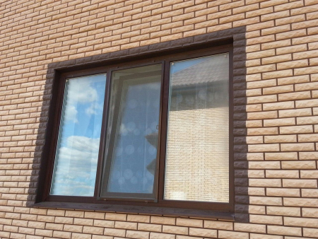 Внешняя отделка окна, с учетом материала